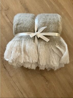 Plush Two-Tone Fringe Throw Blanket - Cream and Light Gray